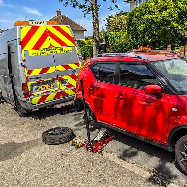 Mobile-tyre-fitting